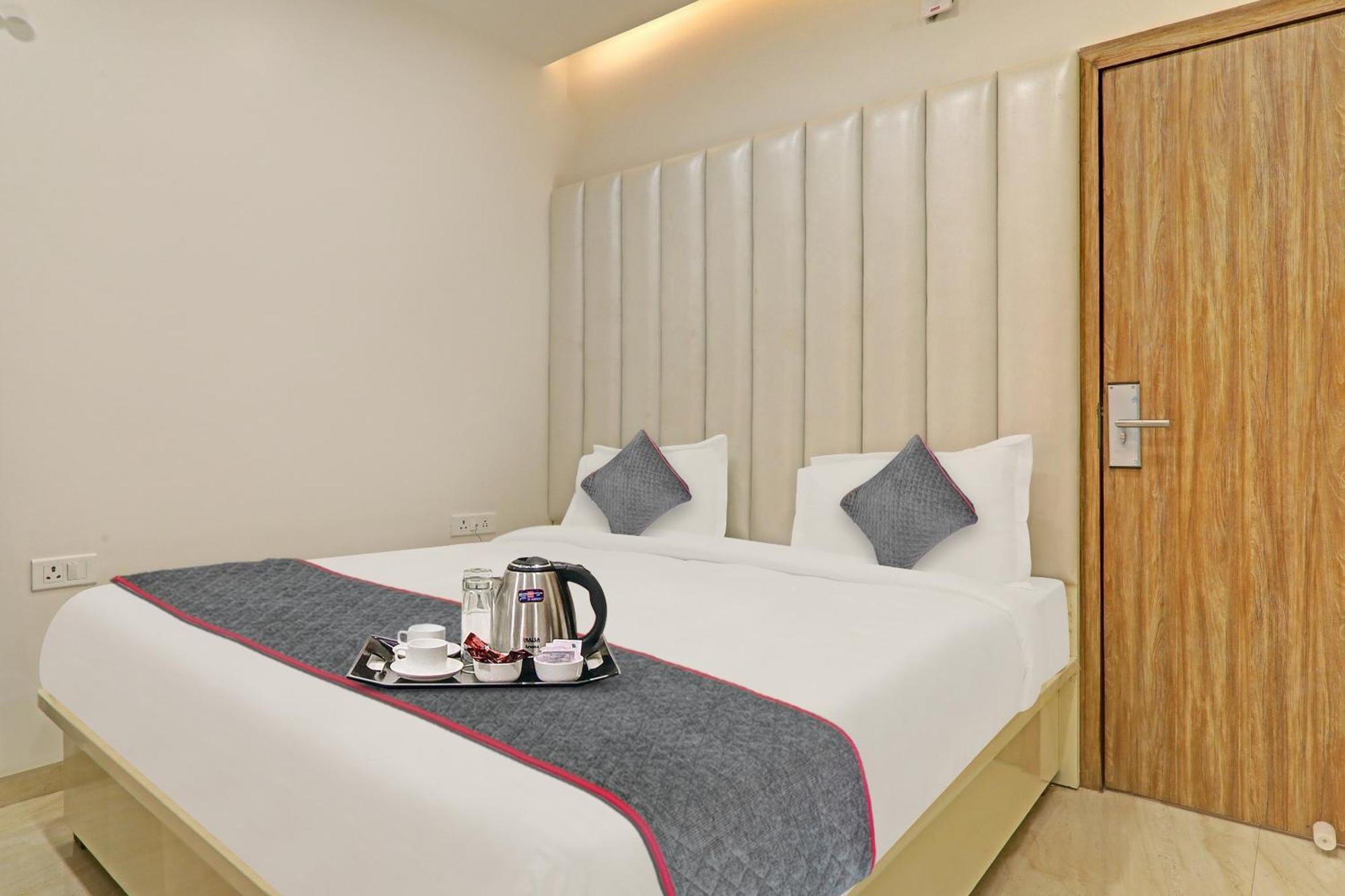 Super Townhouse Hotel Impact Chinhat Exterior foto