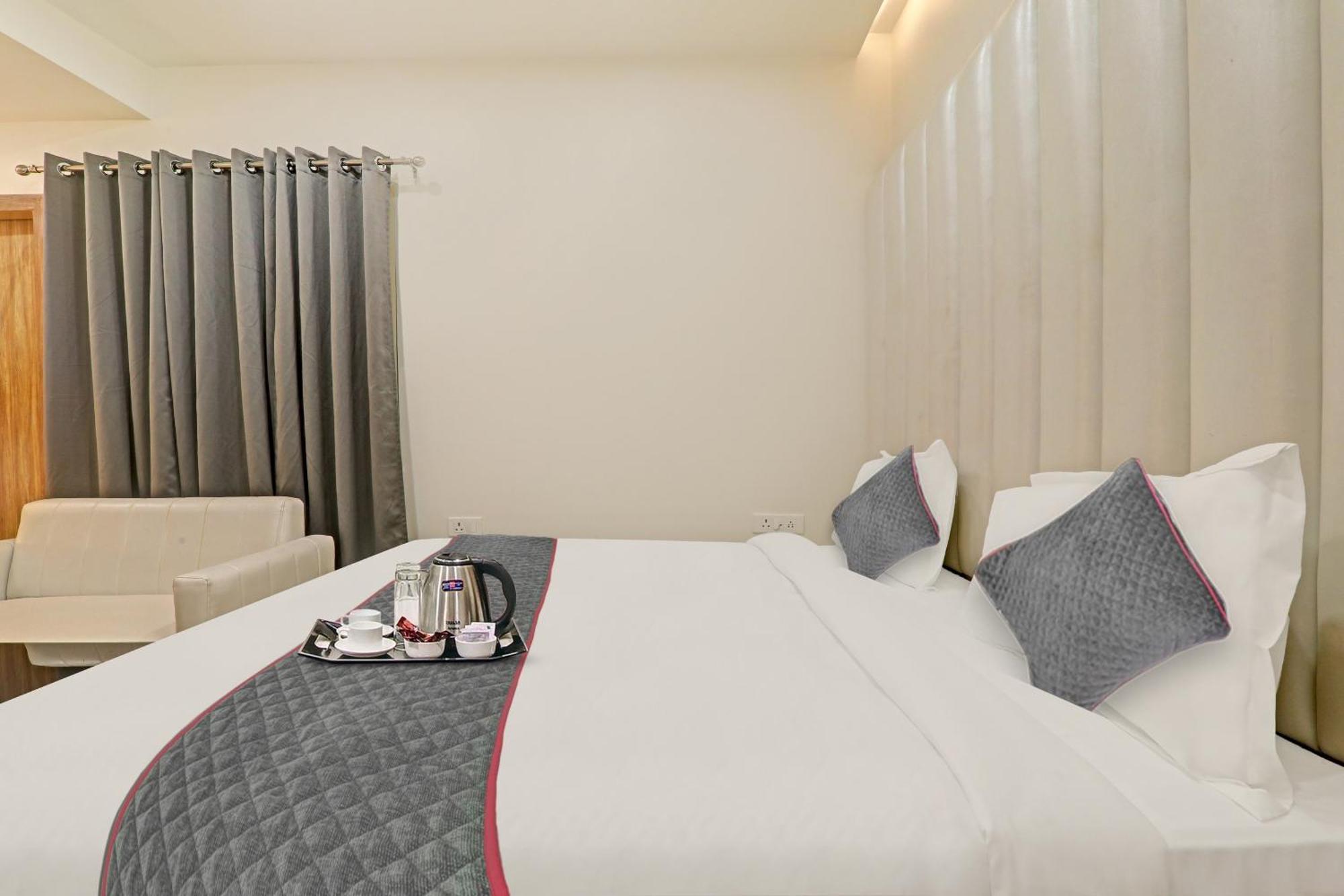 Super Townhouse Hotel Impact Chinhat Exterior foto