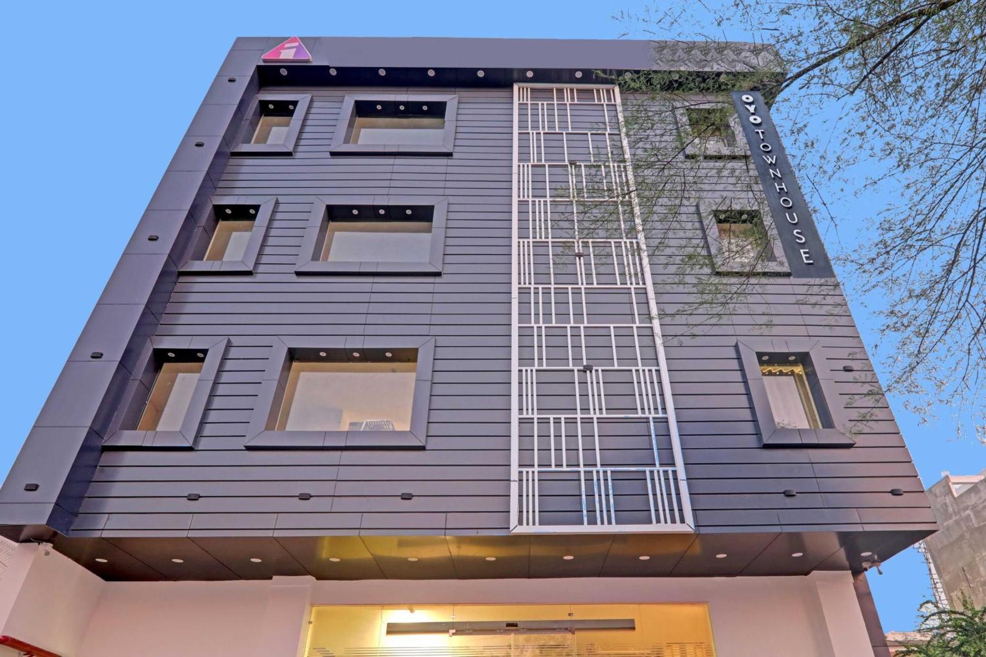 Super Townhouse Hotel Impact Chinhat Exterior foto