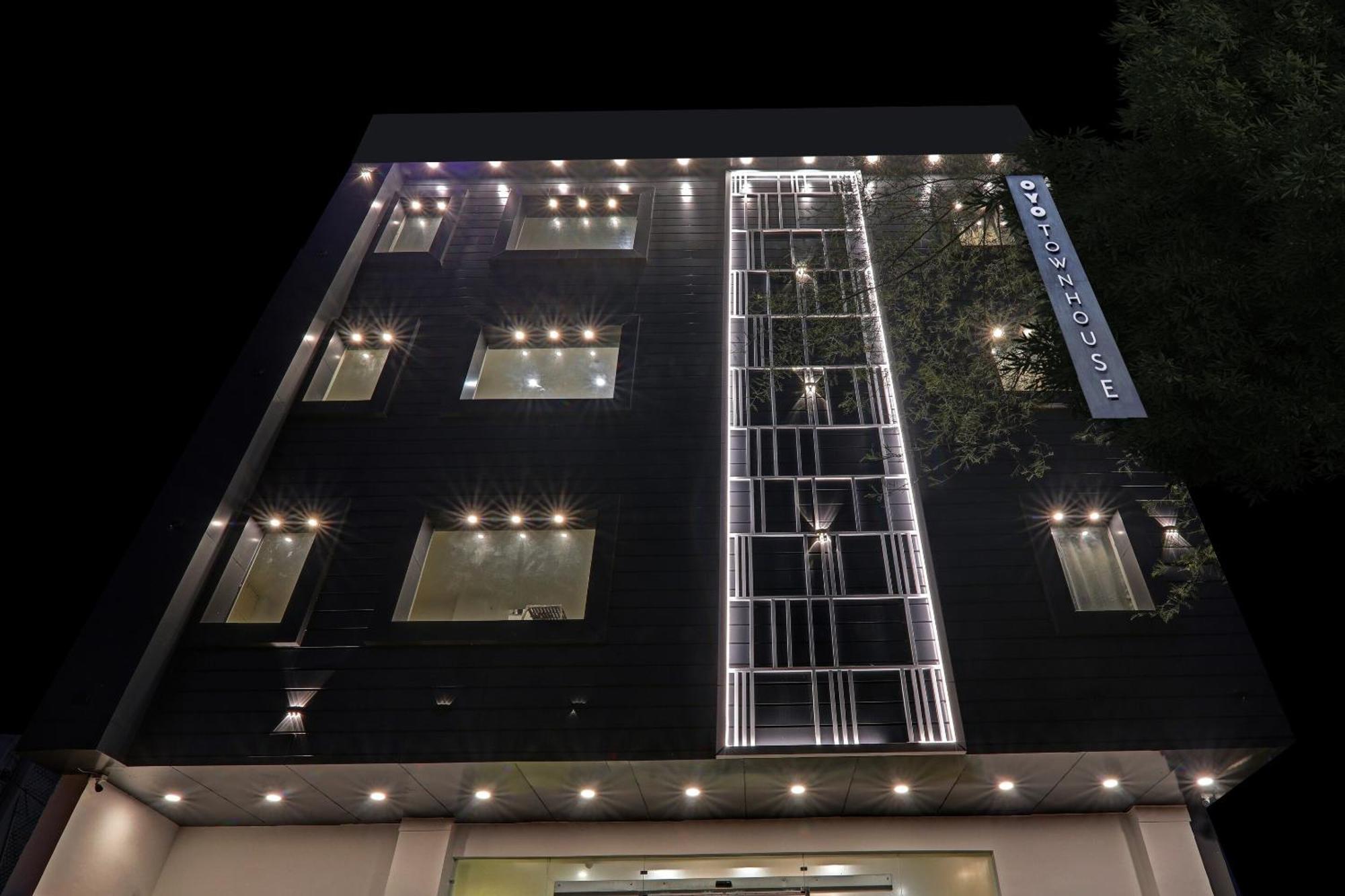 Super Townhouse Hotel Impact Chinhat Exterior foto