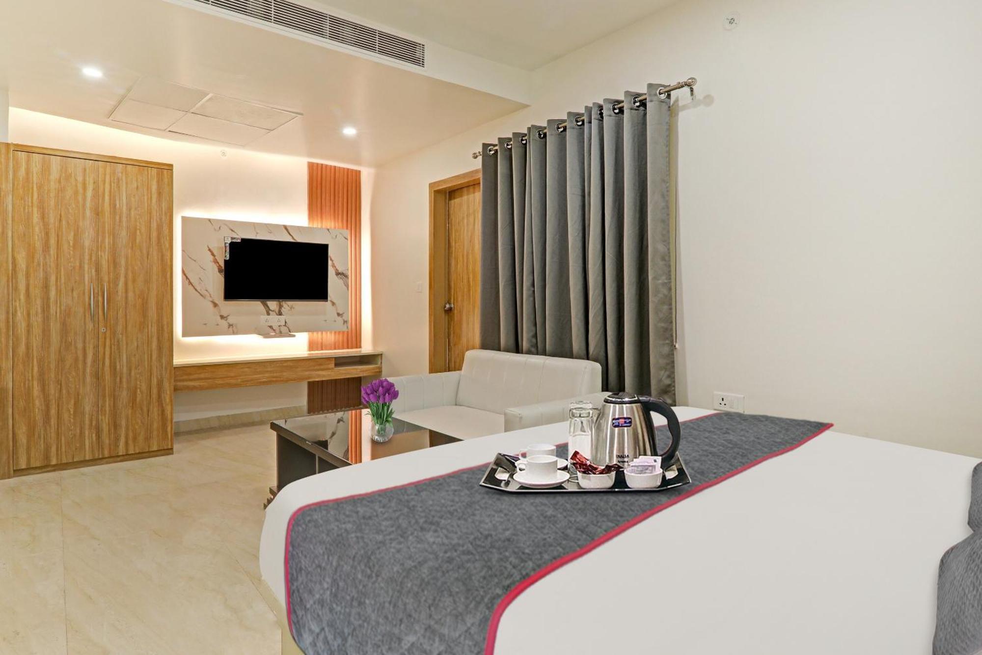 Super Townhouse Hotel Impact Chinhat Exterior foto